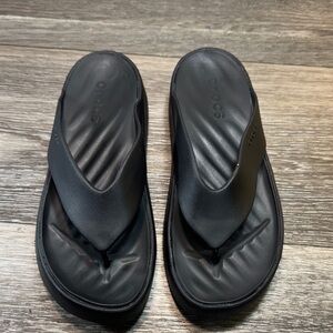 CROCS Women's Black Platform Sandals size 6 (j97)